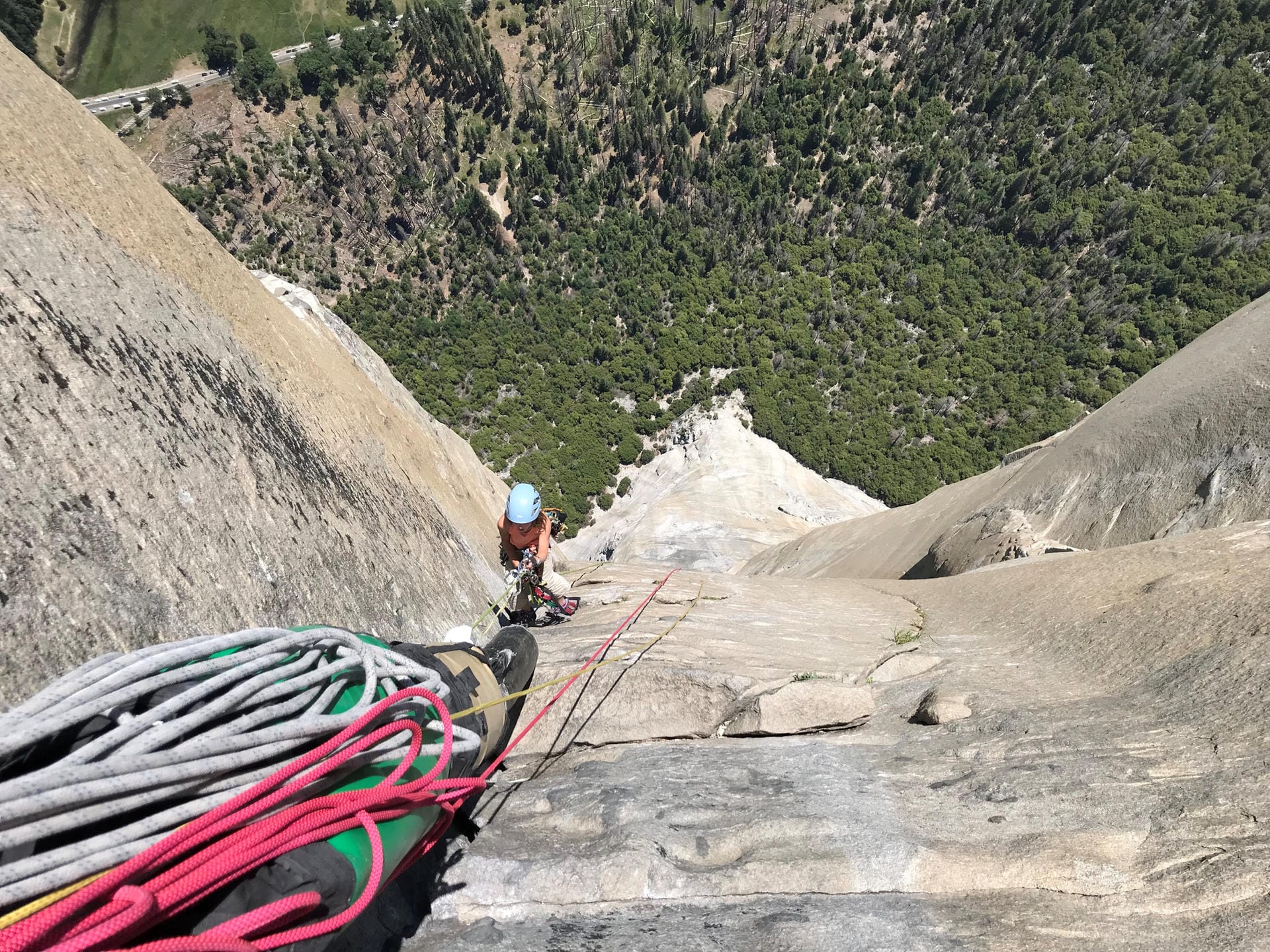 Ein Blick in den Abgrund zeigt: Wer bei dem Aufstieg auf den Berg "El Capitan" einen Fehler macht, überlebt das vielleicht nicht.