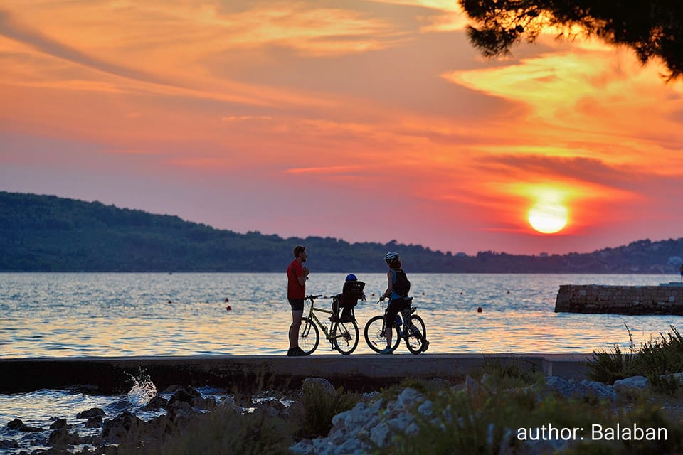 Radfahrer vor Sonnenuntergang: Urlauber können die Küste von Vodice auch auf Fahrrädern erkunden. Diese können vor Ort ausgeliehen werden.