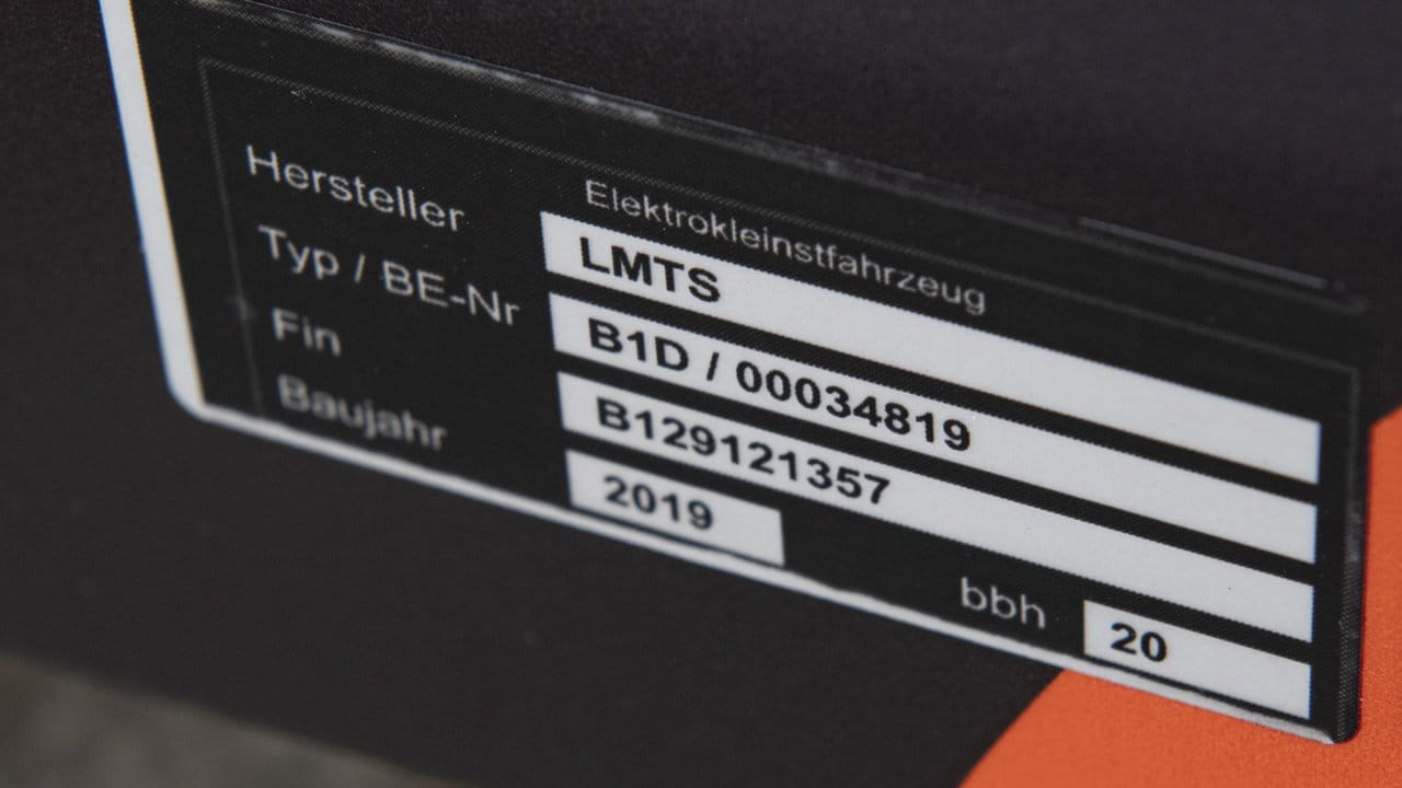 Auf dem Rahmen eines E-Tretrollers ist die Betriebserlaubnis des Kraftfahrtbundesamtes zu sehen.
