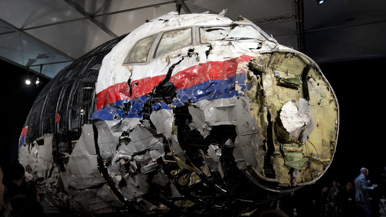 Die Boeing 777 der Malaysia Airlines wurde aus Trümmern wieder zusammengesetzt, um die Absturzursache zu ermitteln.