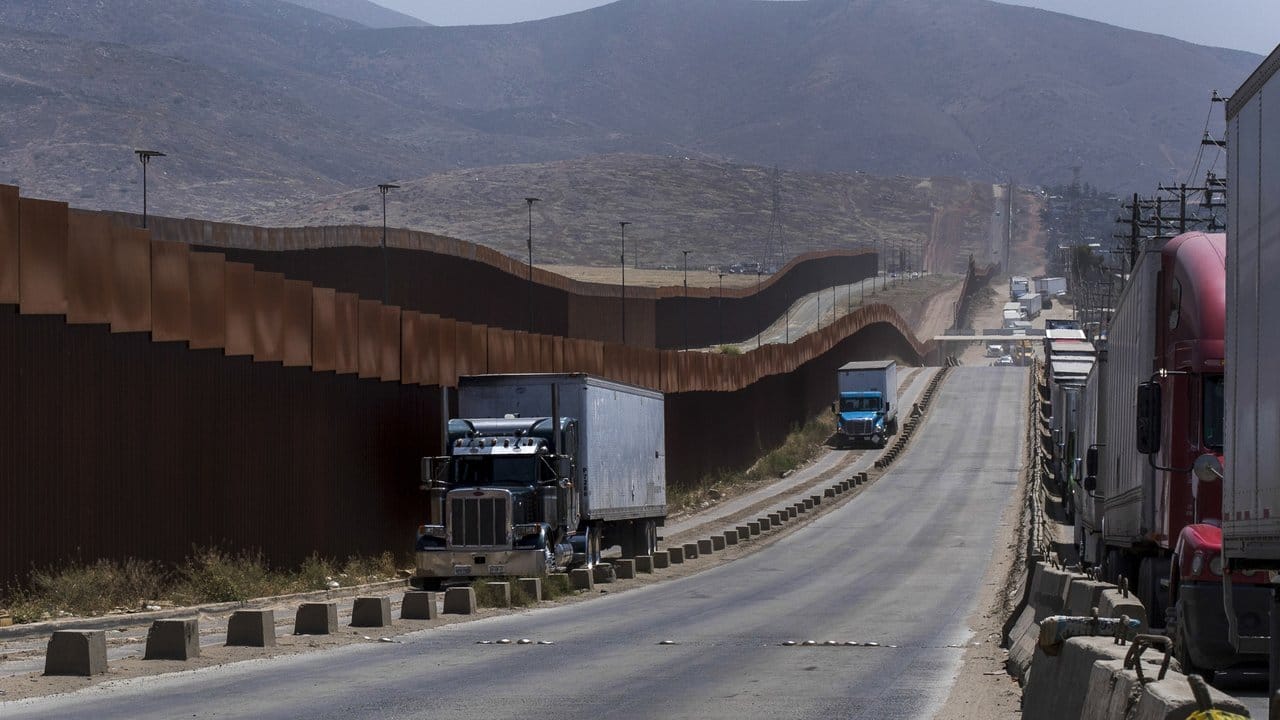 Lastwagen an einem Grenzzaun in Tijuana: Trump hatte neue Strafzölle angekündigt, bis es dann doch eine vorübergehende Einigung gab.
