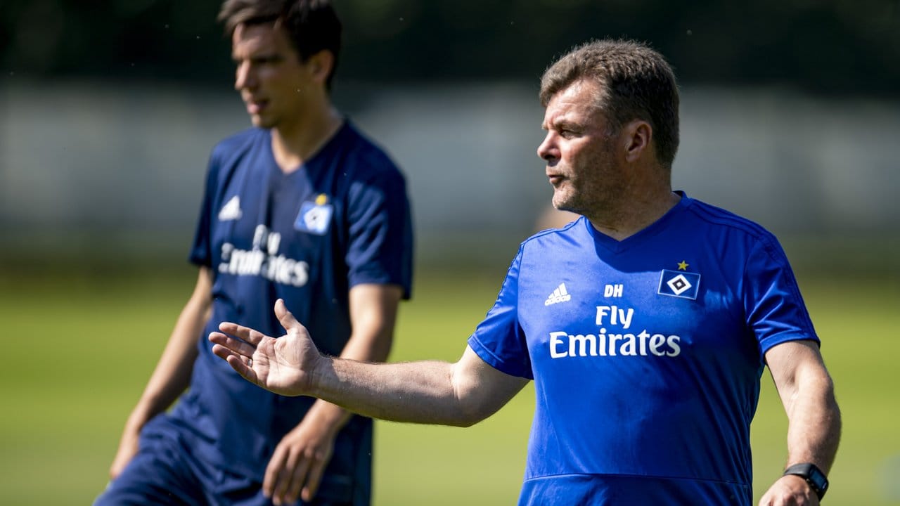 Hamburgs Trainer Dieter Hecking coacht seine Spieler beim Trainingsauftakt.