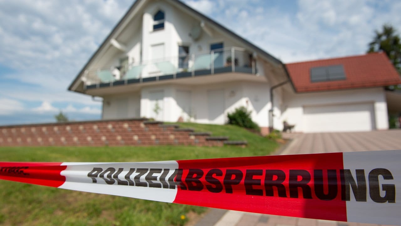 Ein Absperrband der Polizei Anfang Juni vor dem Haus des ermordeten Kasseler Regierungspräsidenten Lübcke.
