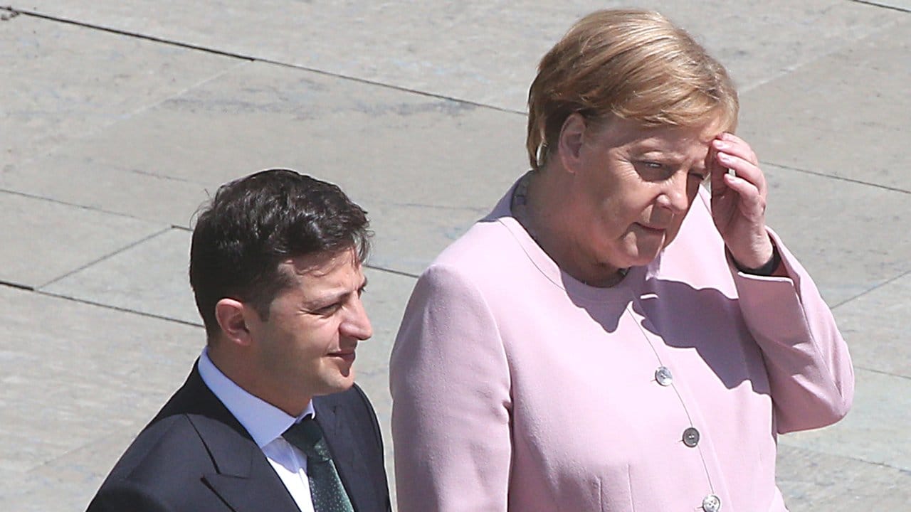 Am Dienstag hatte Angela Merkel beim Empfang des neuen ukrainischen Präsidenten Wolodymyr Selenskyj erheblich gezittert, während sie auf das Abschreiten der Ehrenformation der Bundeswehr wartete.