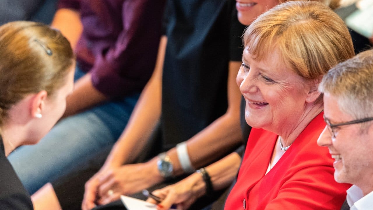 Angela Merkel lässt sich vor Beginn der Konferenz "Morals & Machines" in der Frauenkirche ein Glas Wasser servieren.