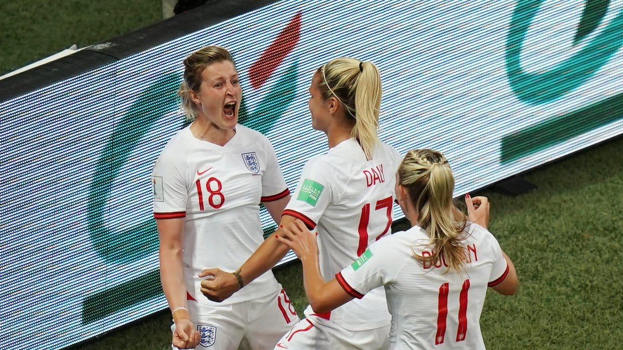 Englands Ellen White (l) feiert mit ihrem Team ihr wichtiges Tor gegen Japan.