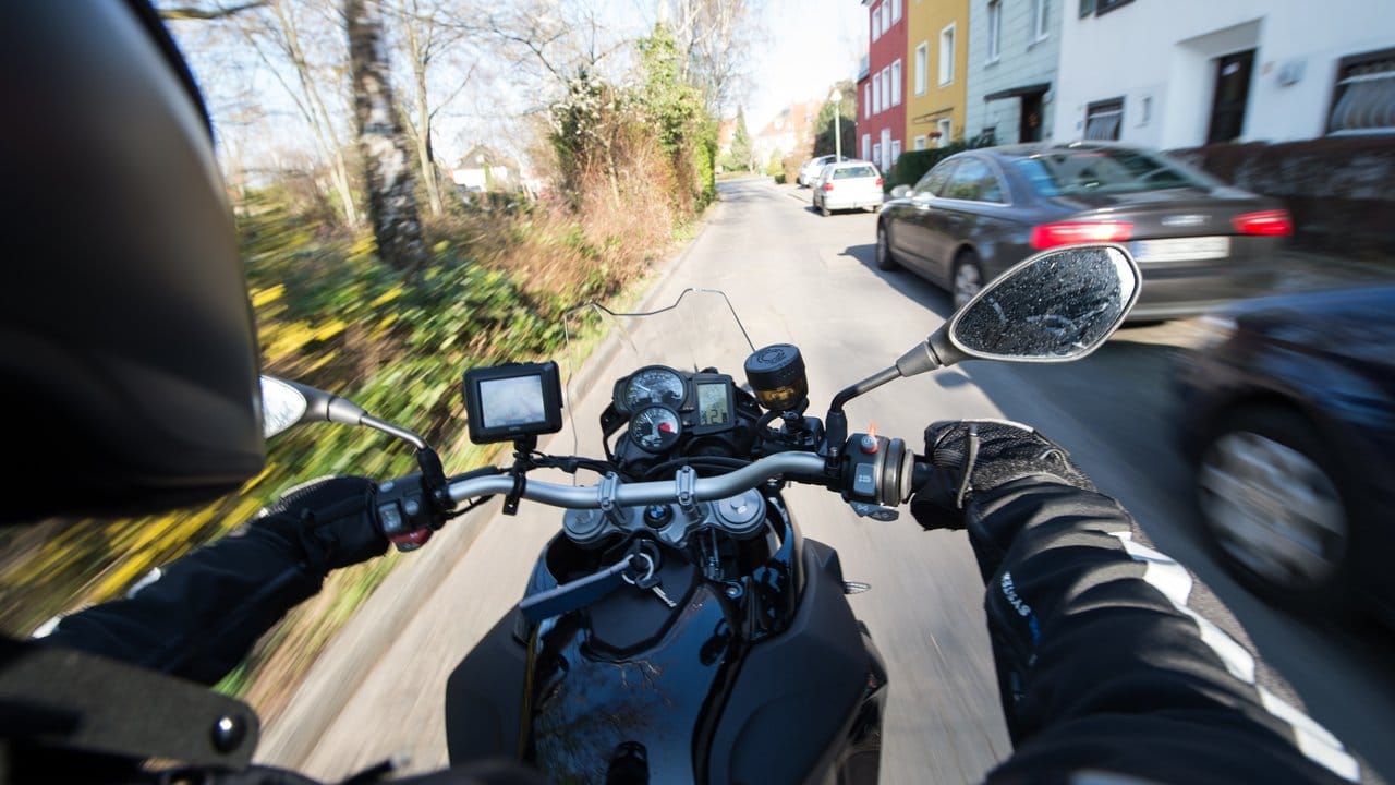 Wer einen Auto-Führerschein hat, soll künftig leichte Motorräder - 125er genannt - auch ohne zusätzlichen Motorradführerschein fahren dürfen.
