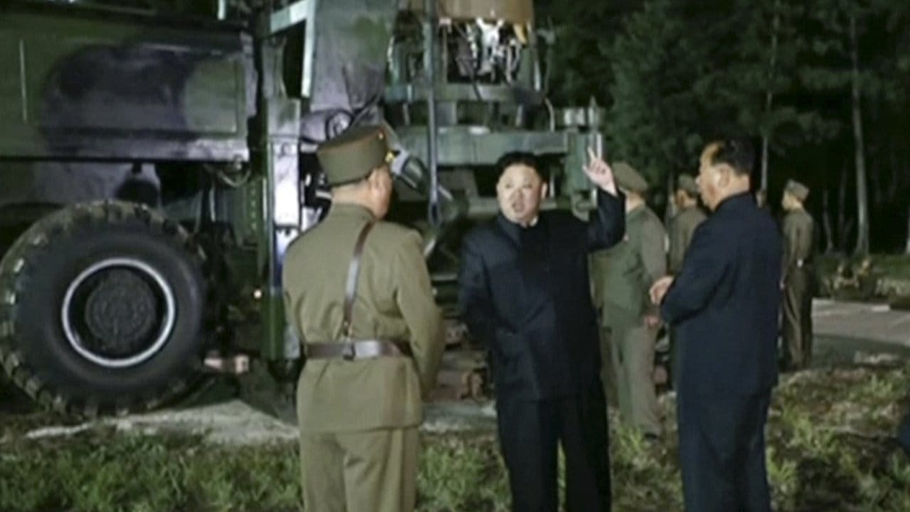 Der vom nordkoreanischen Rundfunk- und Fernsehkomitee zur Verfügung gestellte Videocrop zeigt Machthaber Kim Jong Un auf einem Raketen-Testgelände.