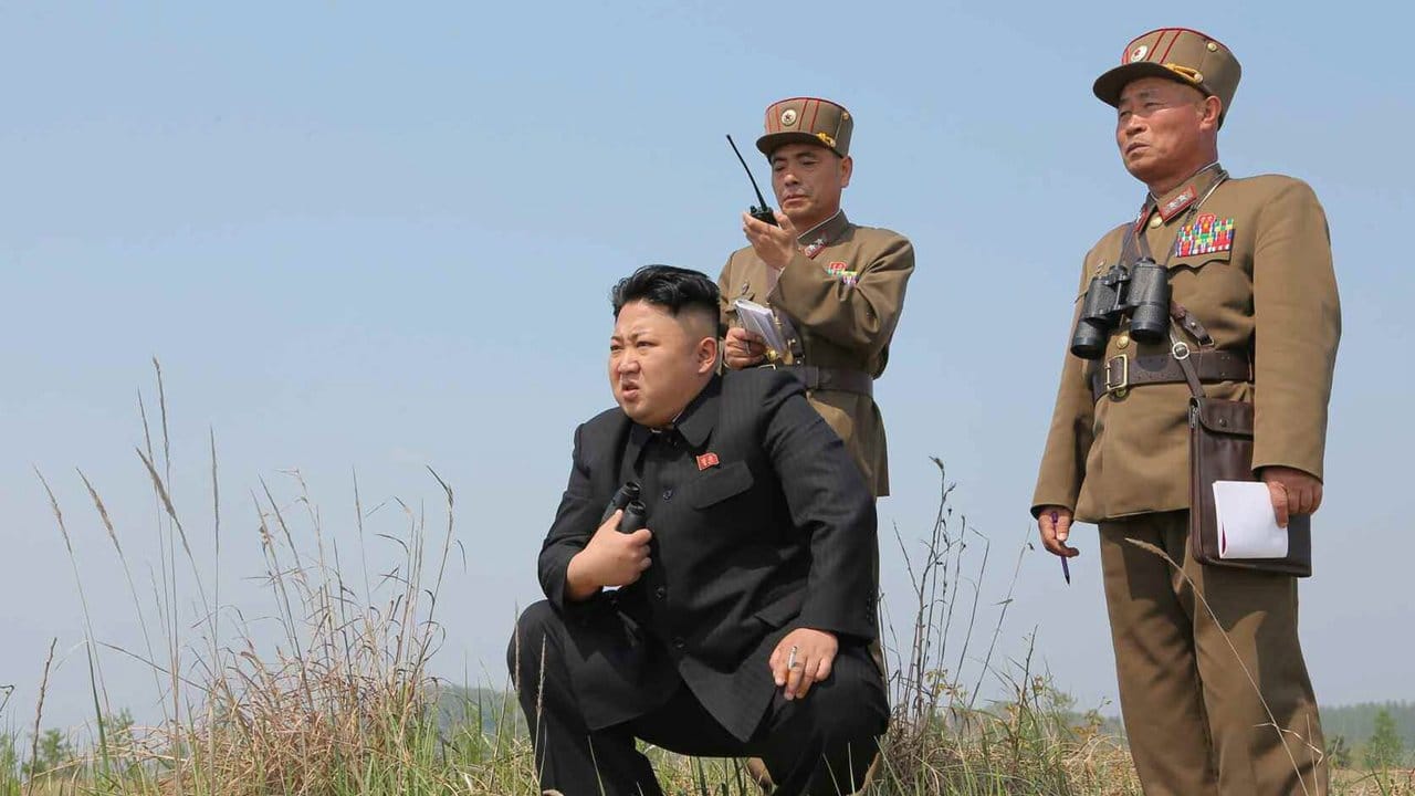 Nordkoreas Machthaber Kim Jong Un bei der Beobachtung eines Militärmanövers.