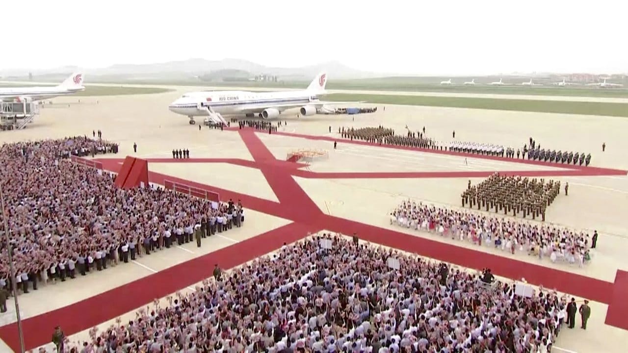 Ganz großer Bahnhof: Das Flugzeug des chinesischen Präsidenten Xi Jinping nach der Landung in der nordkoreanischen Hauptstadt Pjöngjang.
