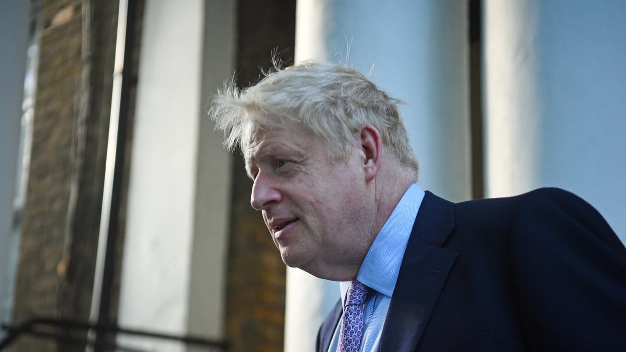 Ex-Außenminister Boris Johnson vor seinem Haus in Südlondon.