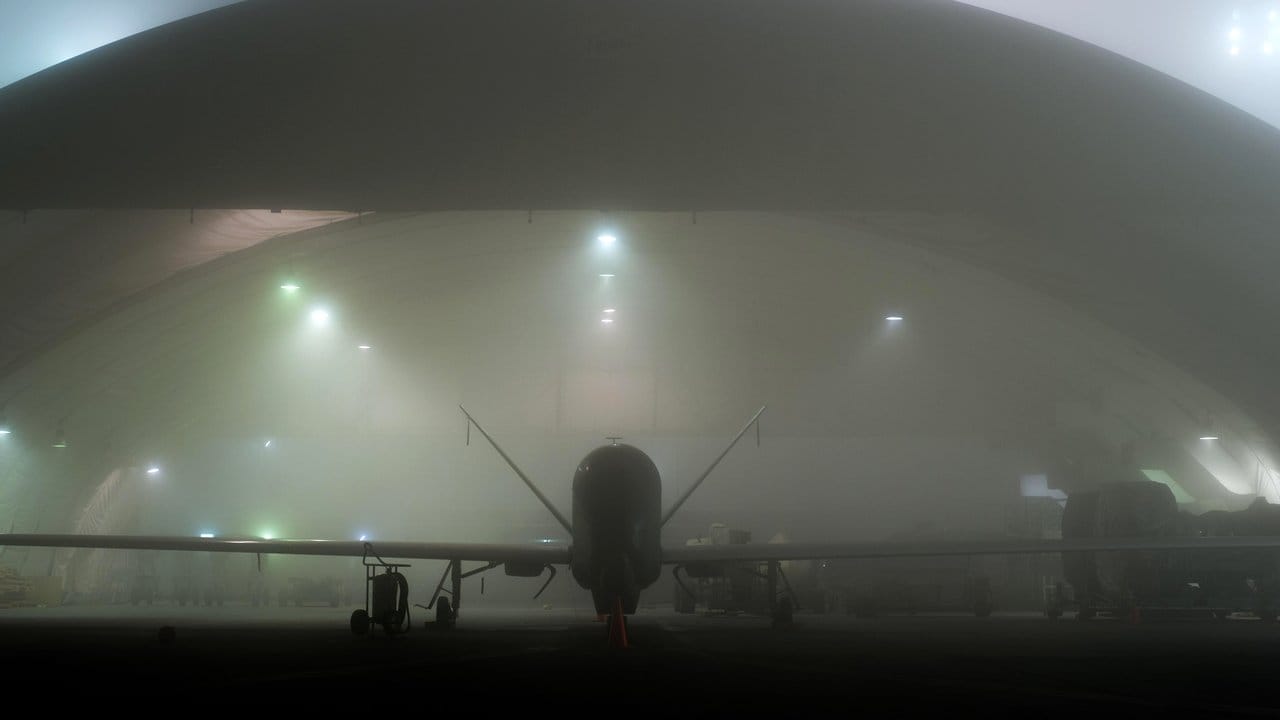 Eine Drohne vom Typ "RQ-4A Global Hawk" bei starkem Nebel im Hangar.