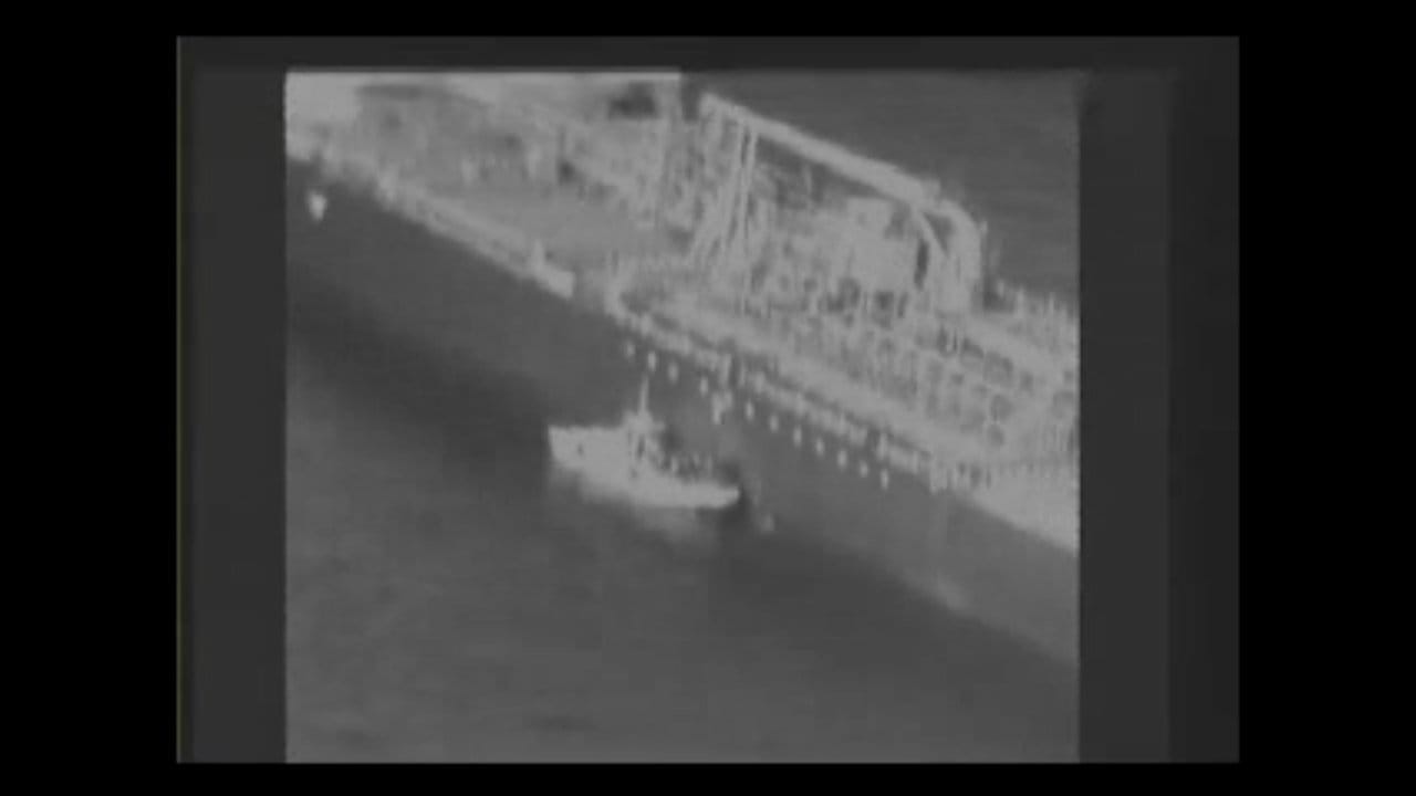 Ein Screenshot aus dem von den USA veröffentlichen "Beweis-Video": Das Foto zeigt angeblich ein iranisches Schnellboot längsseits des Tankers "Kokuka Courageous".