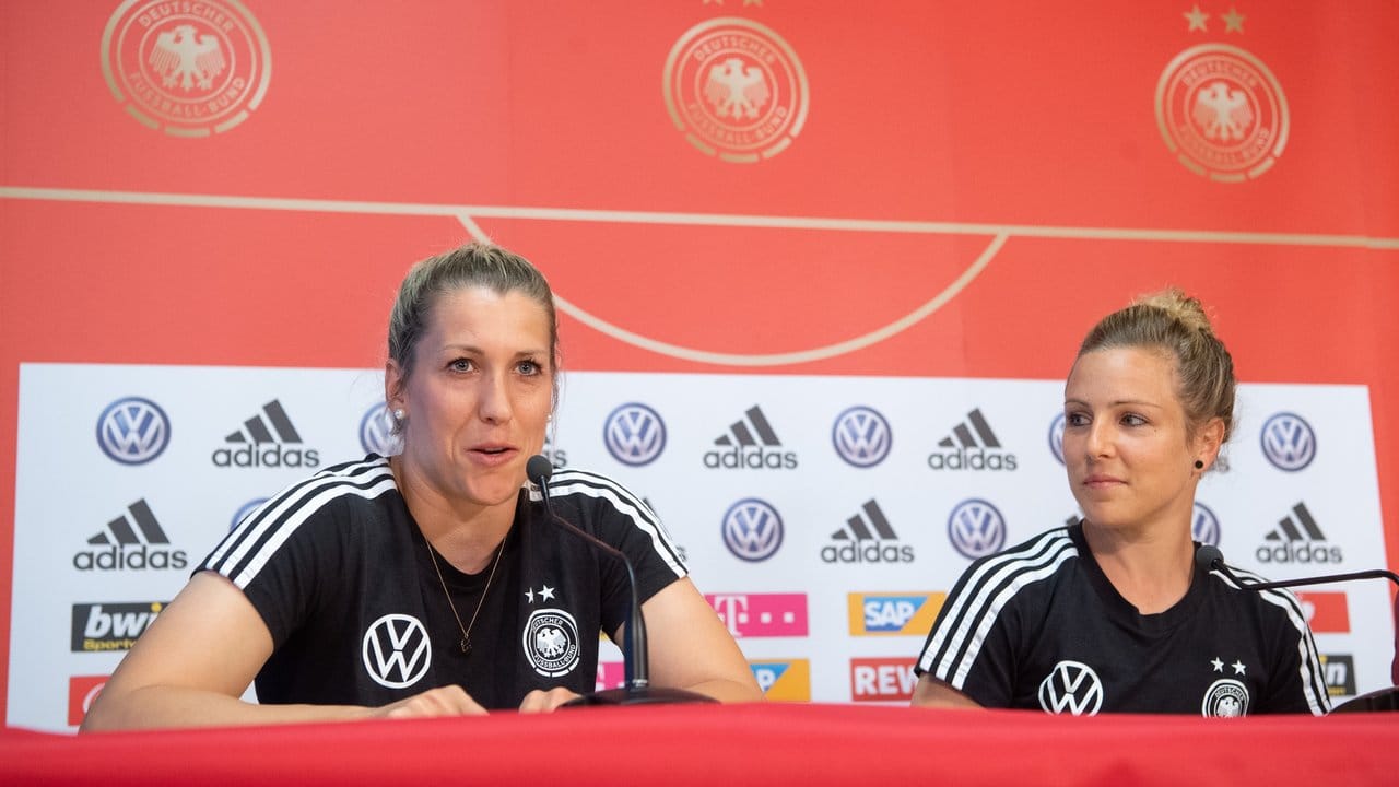 Die Nationalspielerinnen Verena Schweers (l) und Svenja Huth bei der DFB-Pressekonferenz in Grenoble.