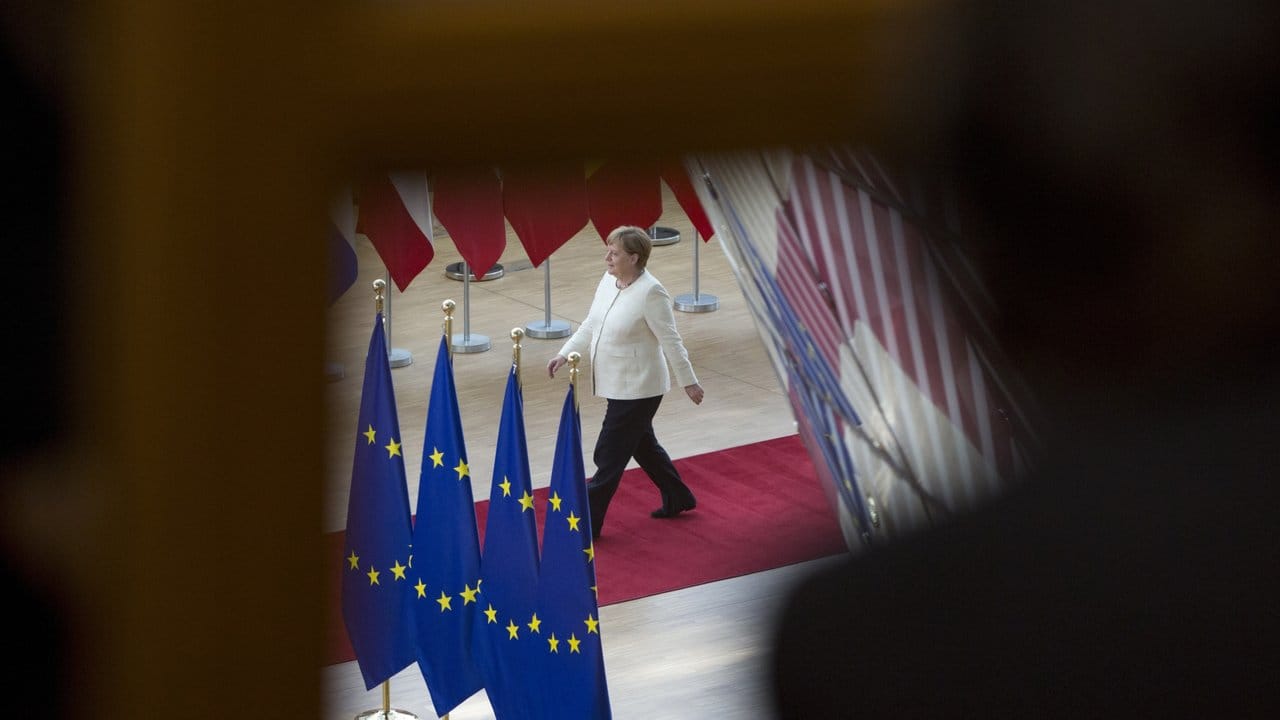 Bundeskanzlerin Angela Merkel trifft zum EU-Gipfel in Brüssel ein.