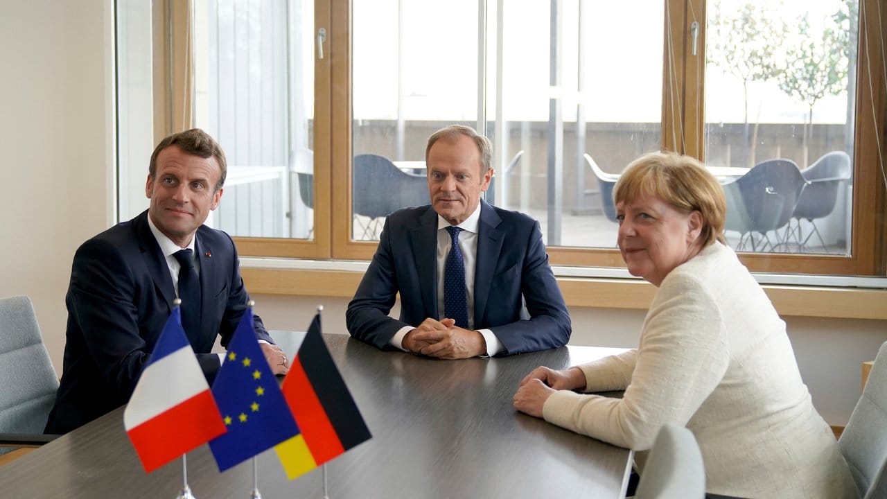 Bundeskanzlerin Merkel und EU-Ratschef Tusk (M) dämpften die Hoffnung, dass man sich beim zweitägigen Gipfel bereits auf ein Personalpaket einigen könnte.