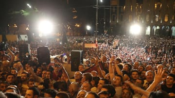 Georgien, Tbilisi: Demonstranten der Opposition versammelten sich vor dem georgischen Parlament mit Protestschildern, um den Rücktritt des Präsidenten Kobachidse des georgischen Parlaments in Tiflis zu fordern.