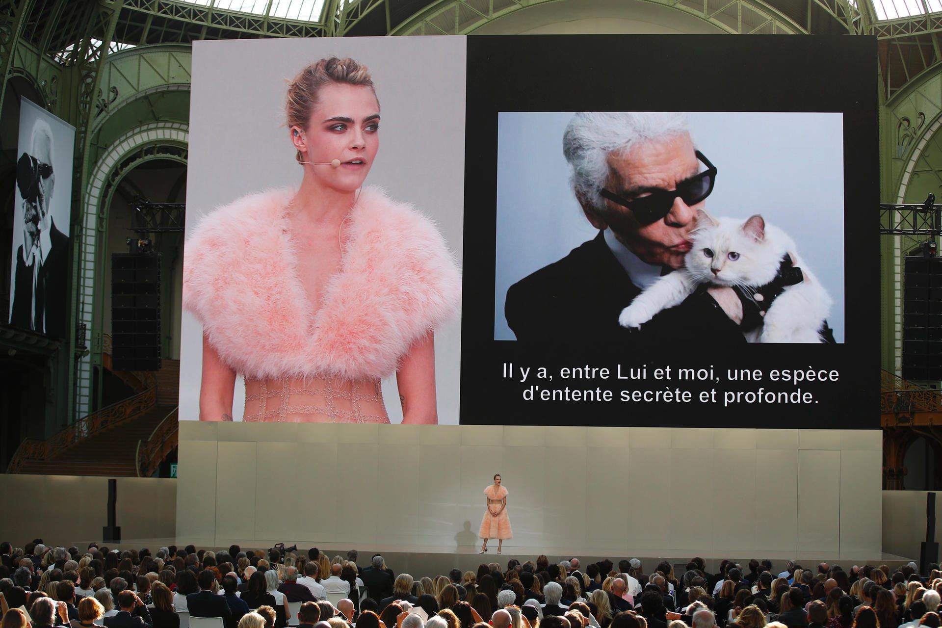 "Karl, für immer": Karl Lagerfelds Muse, das Model Cara Delevigne, hält eine Ansprache.