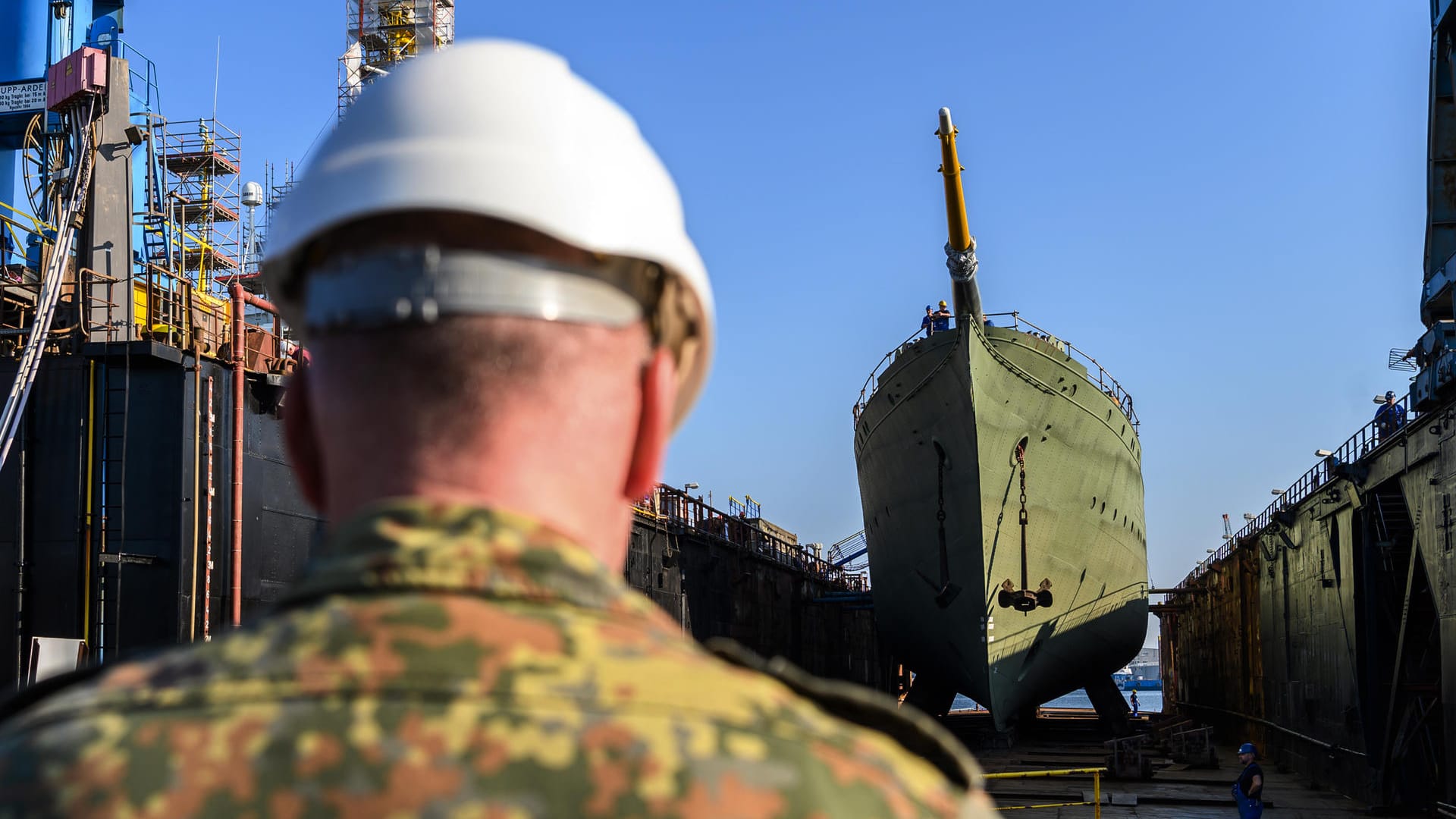 Stapellauf in Bremerhaven: Die "Gorch Fock" ist am Freitag zu Wasser gelassen worden – nach drei Jahren im Dock.