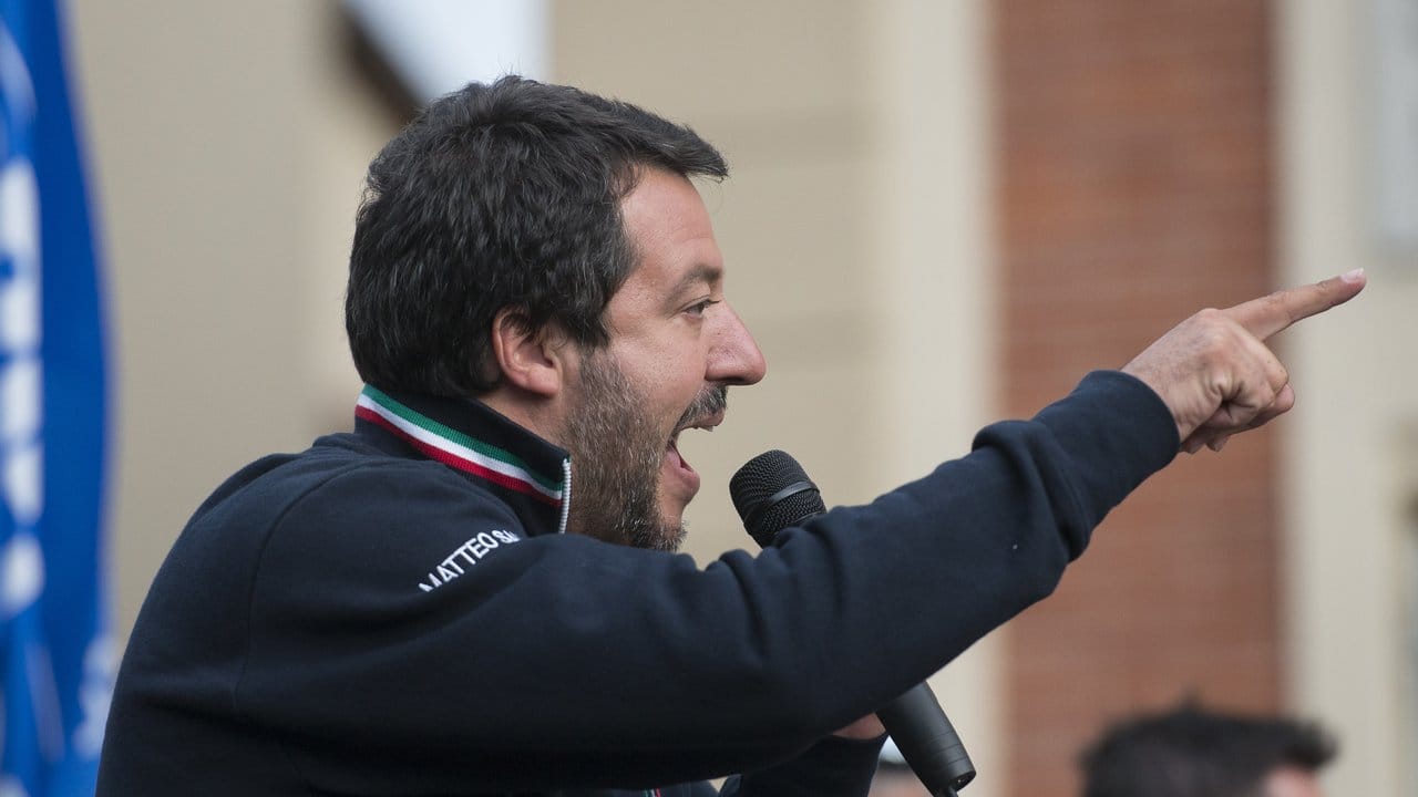 Italiens Innenminister Matteo Salvini fährt einen harten Kurs gegen Migranten und sperrt die Häfen des Landes für Rettungsschiffe.