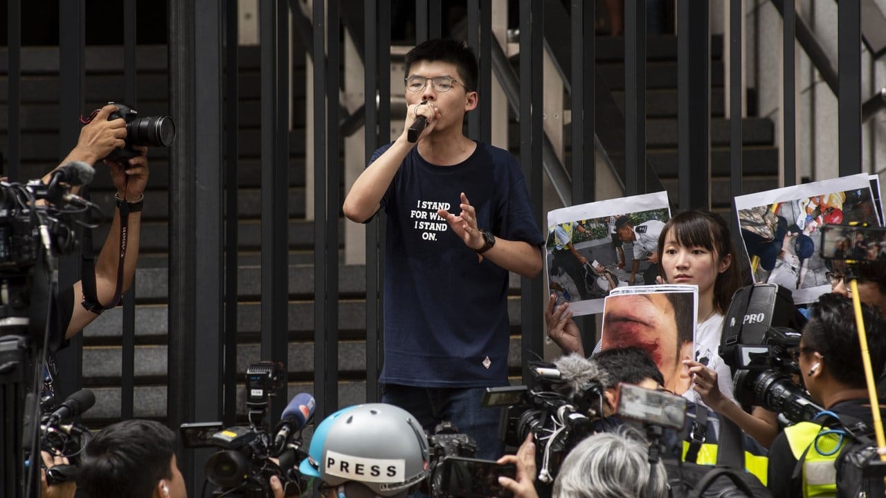 Joshua Wong, Mitbegründer der politischen Partei Demosisto, spricht zu den im Polizeipräsidium versammelten Demonstranten.