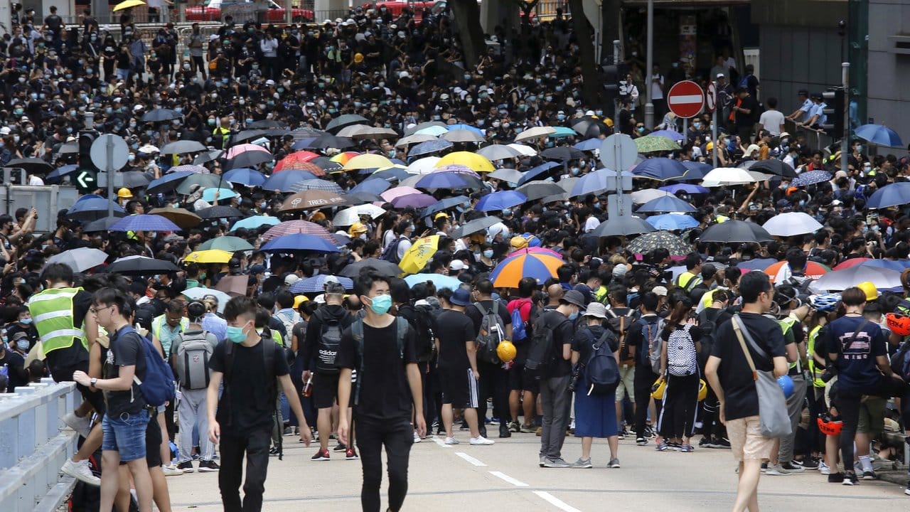 Demonstranten versammeln sich auf einer Straße in der Nähe des Hongkonger Regierungssitzes.