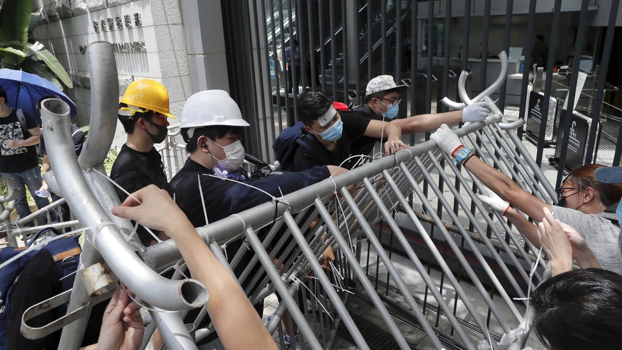 Barrikadenbau: Demonstranten blockieren den Eingang zum Polizeipräsidium von Hongkong.