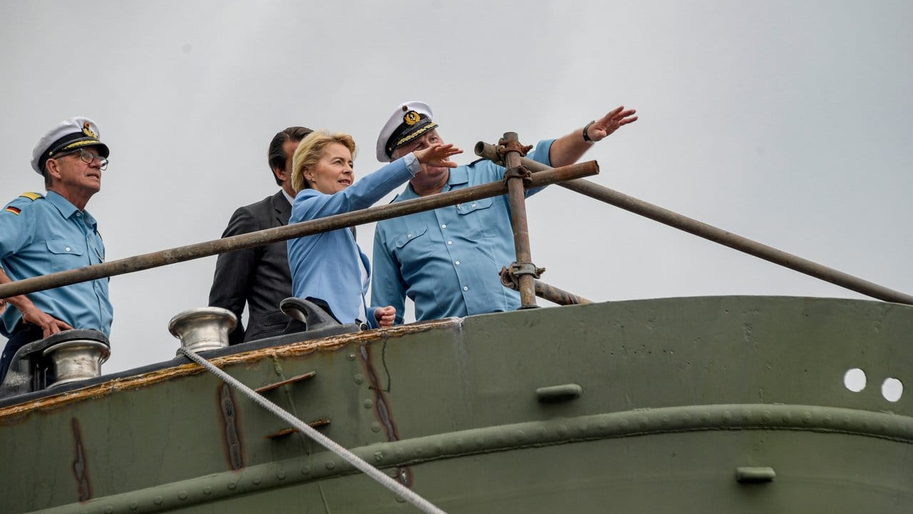 Verteidigungsministerin Ursula von der Leyen steht neben Vizeadmiral Andreas Krause (l), Inspekteur der Marine, und Nils Brandt (r), Kommandant der "Gorch Fock", am Bug des Schiffes.