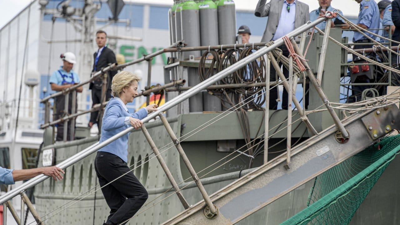 Geschafft nach mehr als drei Jahren im Dock: Verteidigungsministerin Ursula von der Leyen betritt die "Gorch Fock".