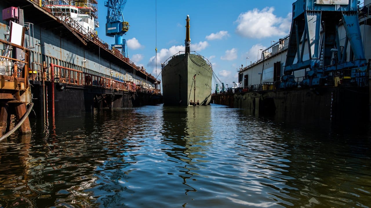 Das Marine-Segelschulschiff "Gorch Fock" wird in einem Dock der Bredo-Werft zu Wasser gelassen.