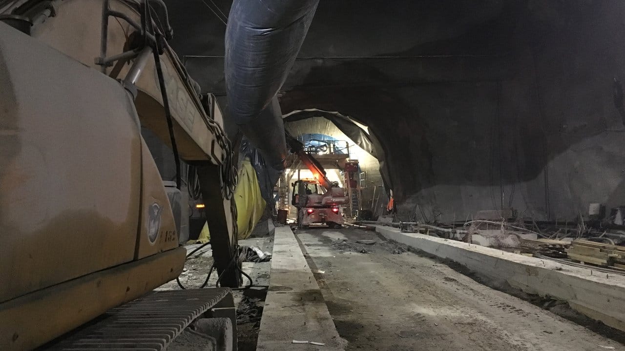 Die langfristige Lösung: Arbeiten in der westlichen Hauptröhre des Brenner-Basistunnels, der etwa ab 2028 die Tiroler Täler und Dörfer entlasten soll.