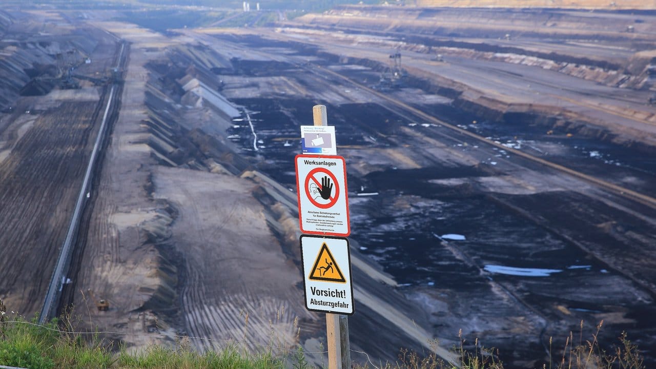 Warnschild an der Abbruchkante des Tagebaus Garzweiler: RWE warnt vor lebensgefährlichen Risiken auf seinem Betriebsgelände. Warnschild an der Abbruchkante des Tagebaus Garzweiler: RWE warnt vor lebensgefährlichen Risiken auf seinem Betriebsgelände.