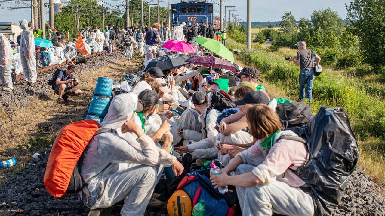 Blockade einer Kohle-Transportbahn im Abbaugebiet Garzweiler am Freitag. Blockade einer Kohle-Transportbahn im Abbaugebiet Garzweiler am Freitag.
