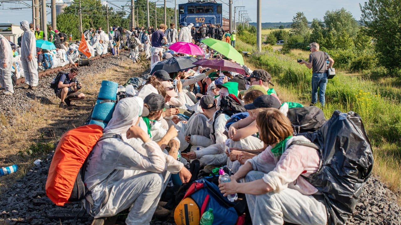 Blockade einer Kohle-Transportbahn im Abbaugebiet Garzweiler am Freitag.