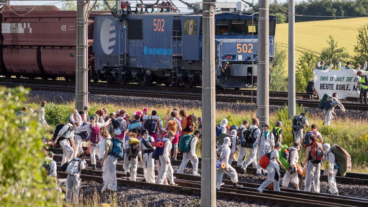 Die Protestbewegung "Ende Gelände" hatte Aktionen am oder im Tageabbaugebiet angekündigt. Die Protestbewegung "Ende Gelände" hatte Aktionen am oder im Tageabbaugebiet angekündigt.