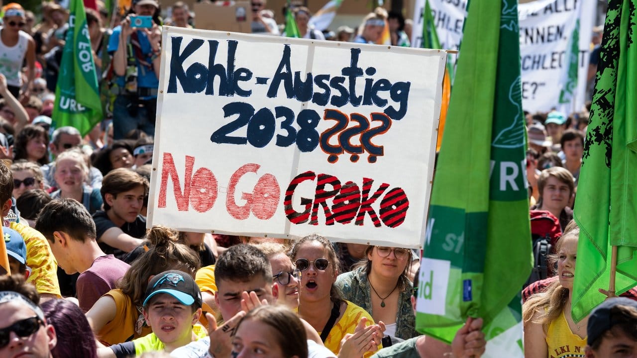 "Kohle Ausstieg 2038??? No Go Kroko": Demonstranten im nordrhein-westfälischen Jüchen.