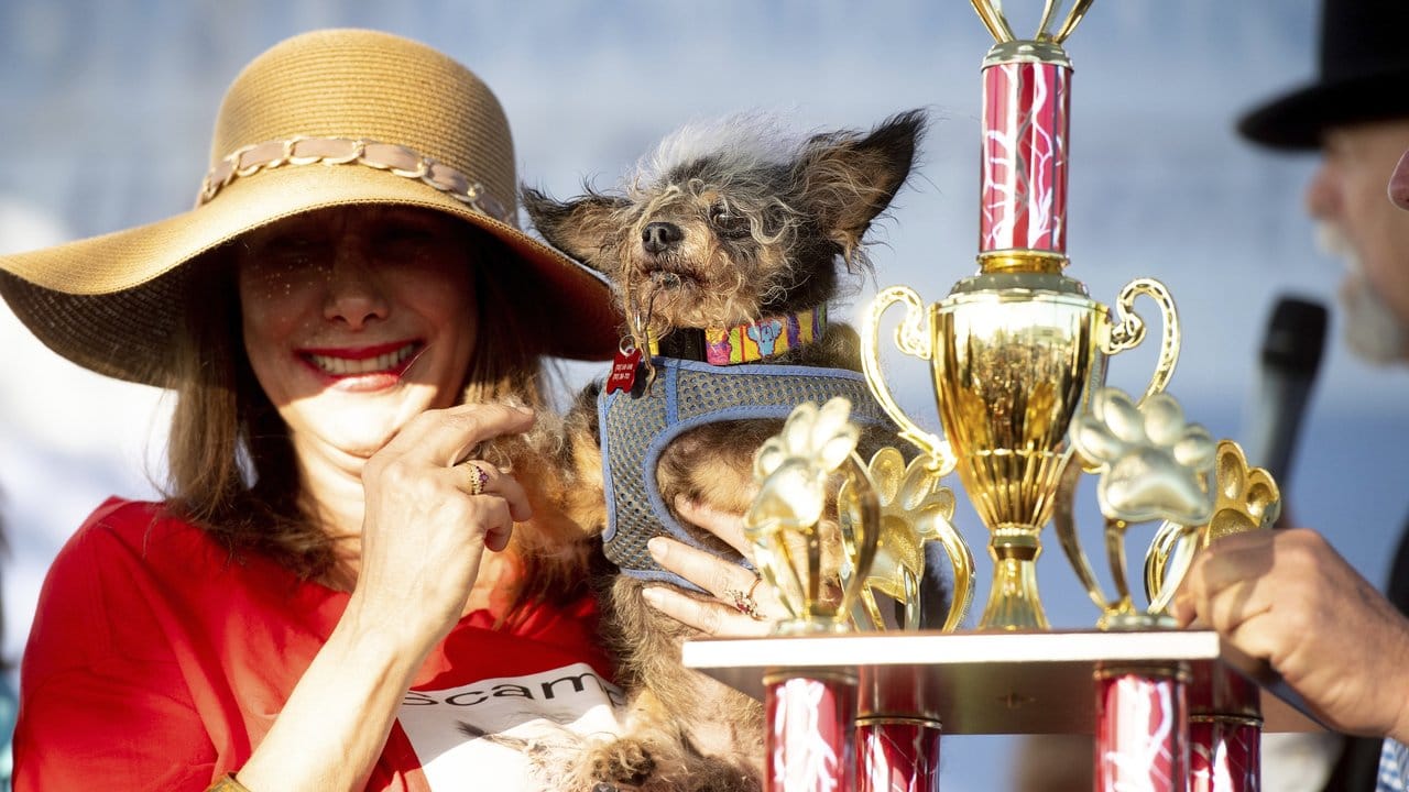 Darlene Wright mit ihren Hund "Scamp the Tramp" und Pokal beim "World's Ugliest Dog Contest" in Petaluma.