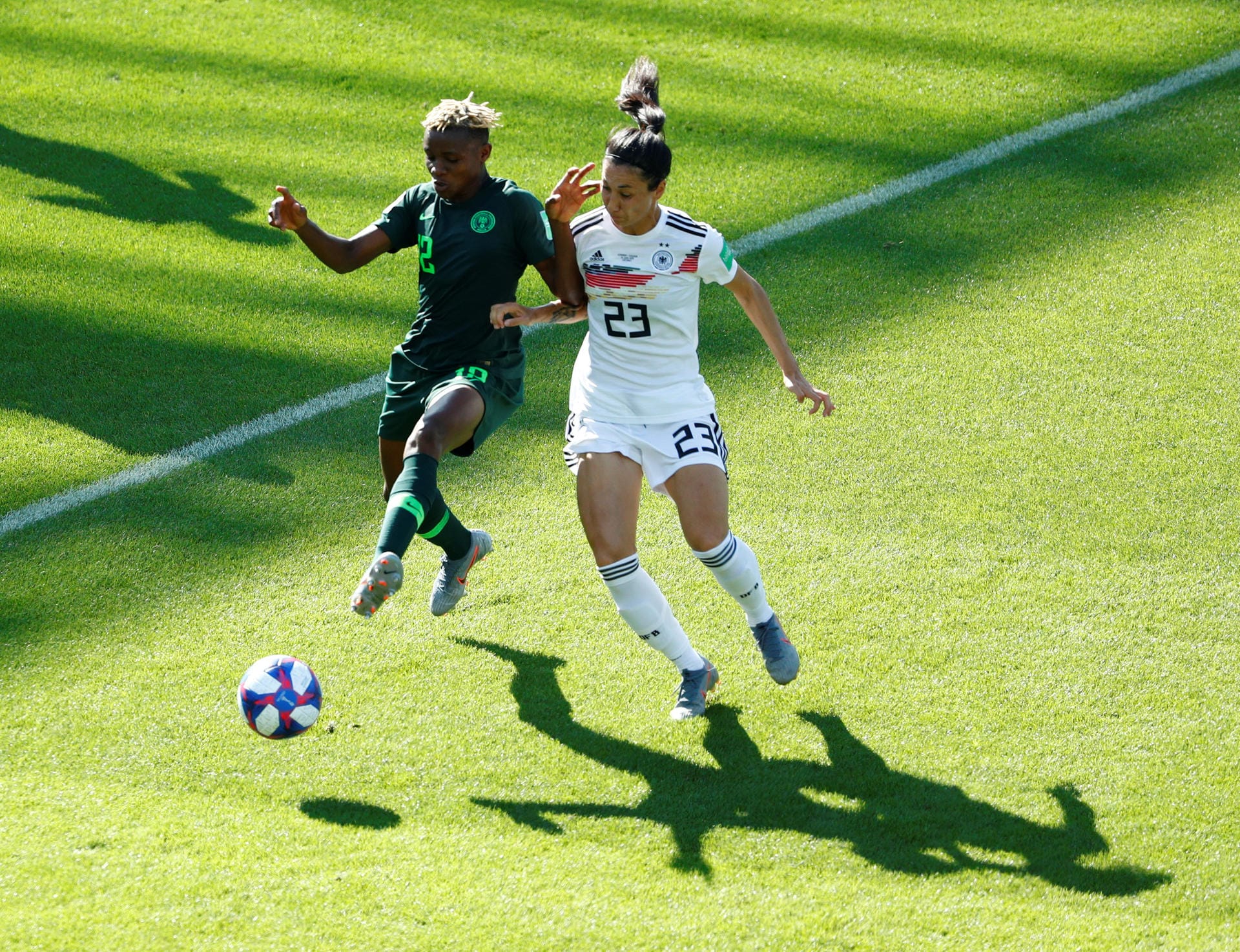 Sara Doorsoun: Nachdem die 27-jährige Innenverteidigerin in der Vorrunde noch einige Unsicherheiten zeigte, gehörte das Spiel gegen Nigeria wieder zu einem der abgeklärteren Auftritte der Wolfsburgerin. Ließ wenig zu und blieb nahezu fehlerfrei. Note 3
