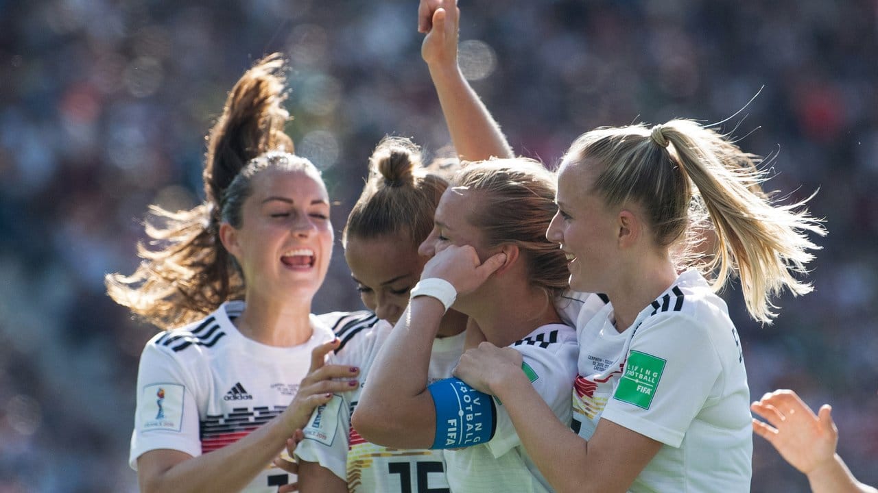 Deutschlands Spielerinnen mit Marina Hegering (l-r), Giulia Gwinn, Torschützin Alexandra Popp und Lea Schüller jubeln nach dem 1:0.