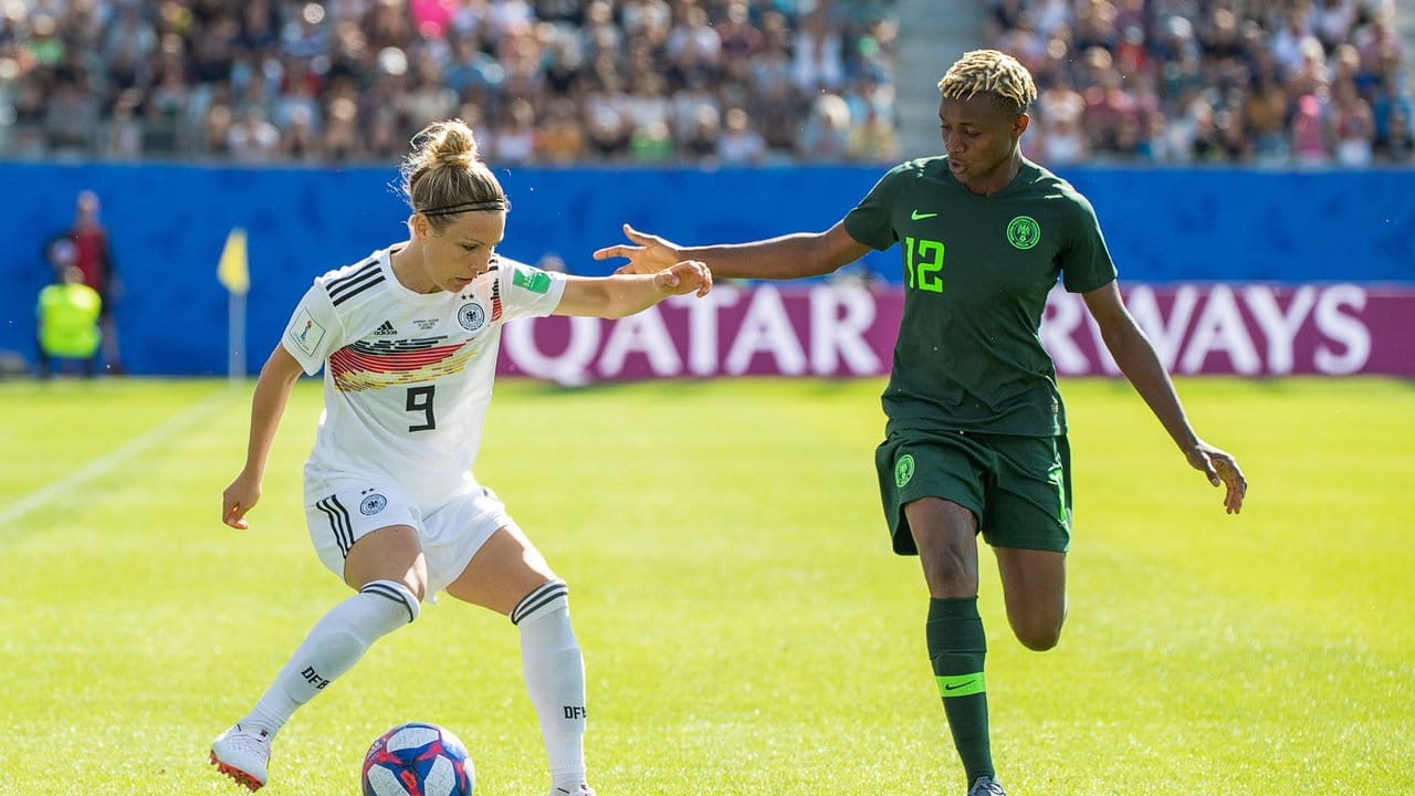Deutschlands Svenja Huth (l) führt im Zweikampf mit Nigerias Uchenna Kanu den Ball.
