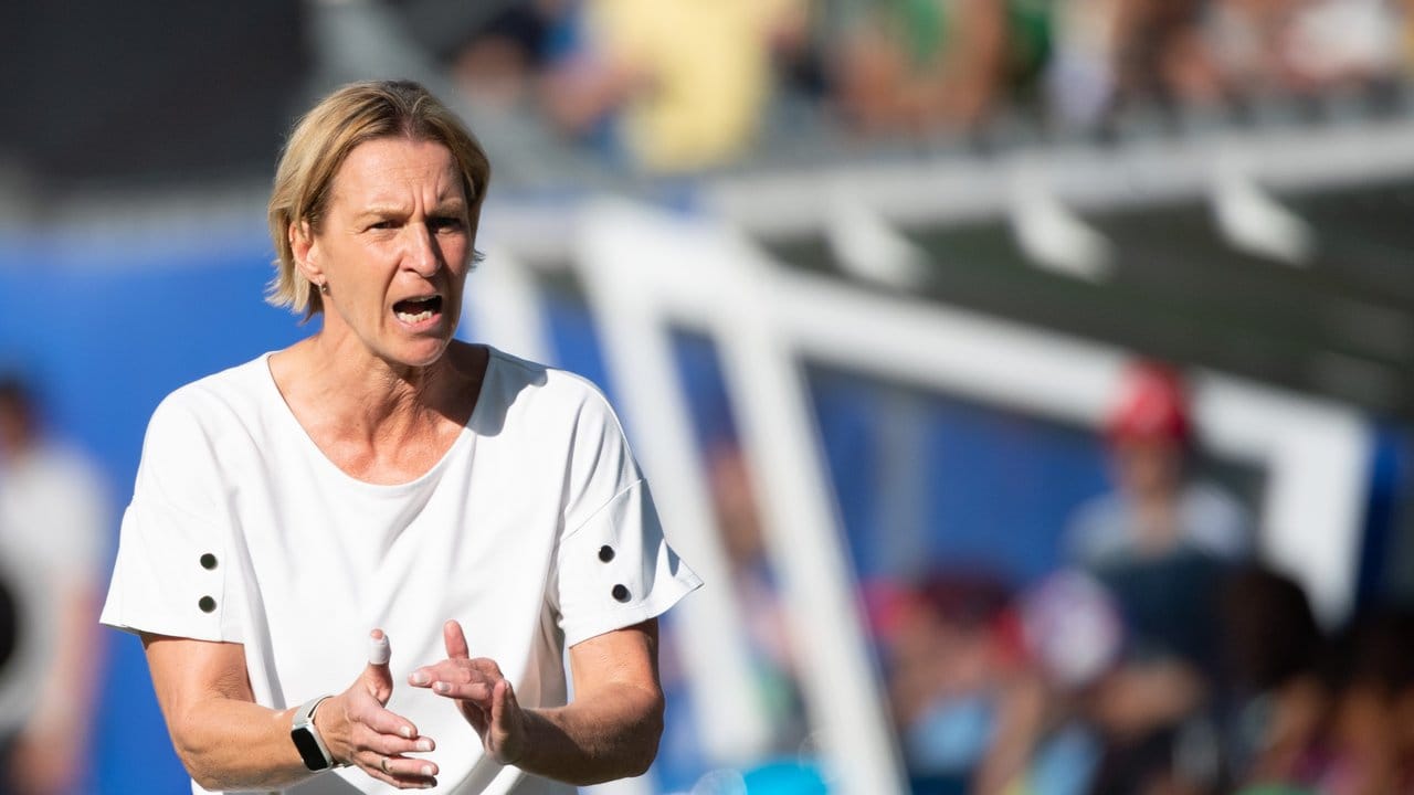 Trainerin Martina Voss-Tecklenburg feuert das deutsche Team an.