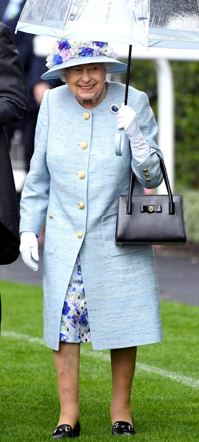 Auch am zweiten Tag kam die Queen in einem blauen Outfit.