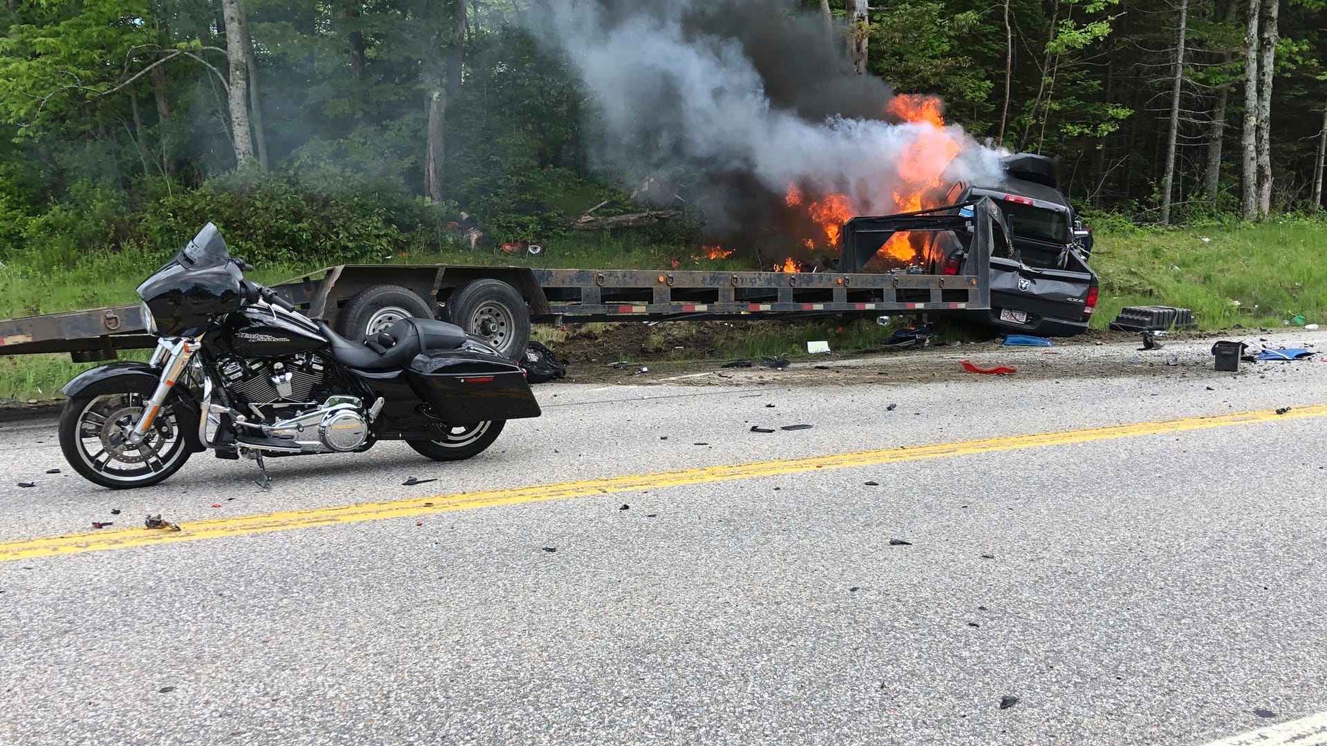 Der brennende Lkw nach dem Unfall: Sieben Menschen kamen ums Leben.