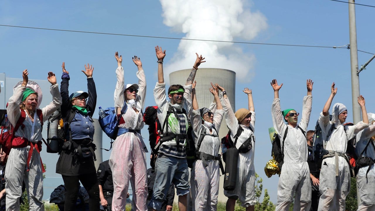 Demonstranten fordern mehr Klimaschutz im Rheinland - und ein Ende des Braunkohleabbaus.