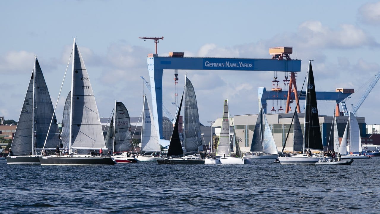Segelboote fahren während der Welcome Race Regatta auf der Kieler Innenförde.