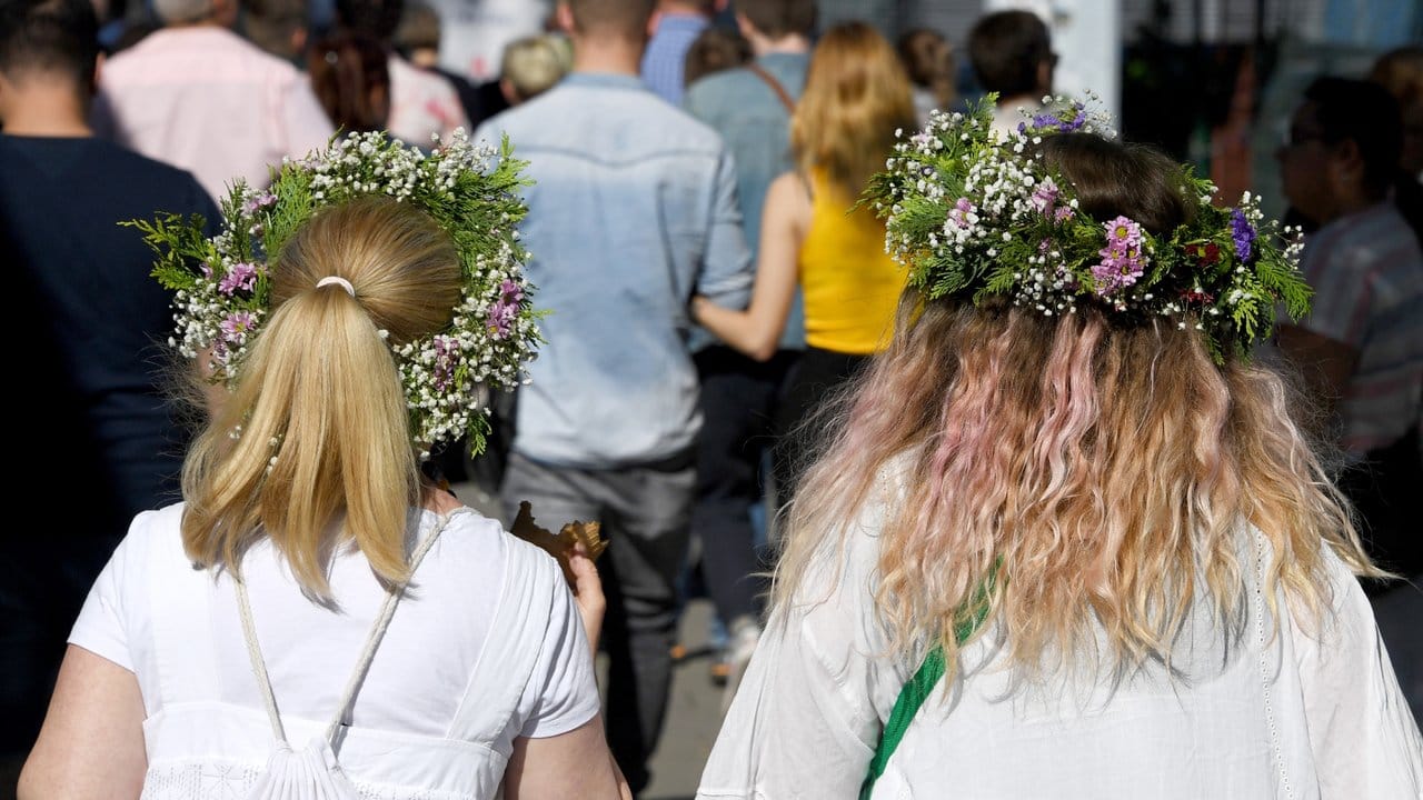 Mit Blumenkränzen im Haar zur Kieler Woche.