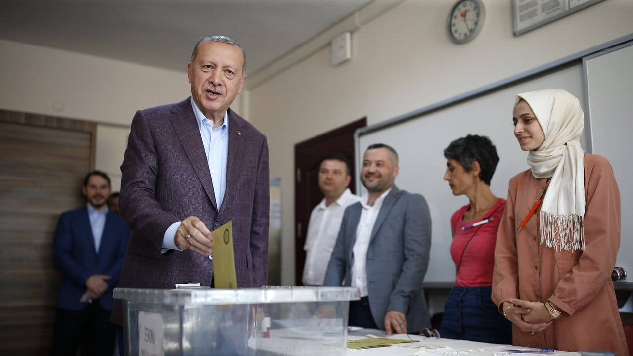 Der türkische Präsident Recep Tayyip Erdogan wirft seinen Stimmzettel in eine Wahlurne.