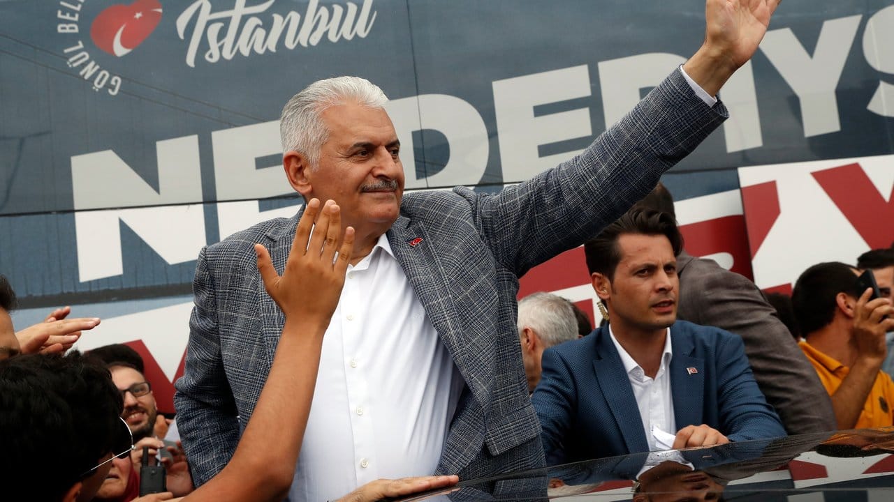 Binali Yildirim, Bürgermeisterkandidat der Regierungspartei AKP, winkt seinen Anhängern bei einer Kundgebung in Istanbul zu.