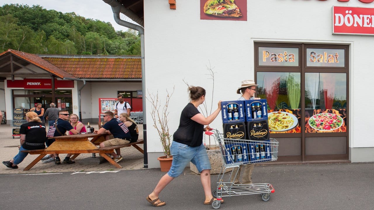 Als Protest gegen das das rechtsextreme "Schild und Schwert Festival" hatten am Samstag Bürger aus Ostritz mehr als 100 Kästen Bier in einem Supermarkt aufgekauft.