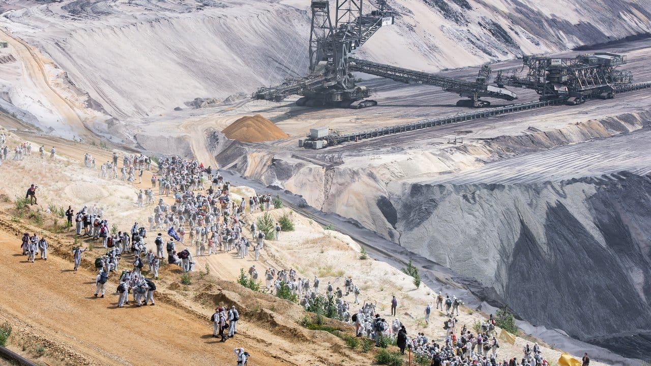 Zahlreiche Umweltaktivisten laufen in den Tagebau Garzweiler.